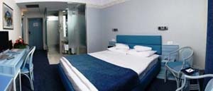 Doble ejecutivo con vista al ciudad, ba�o privado (ba�era y ducha), y desayuno